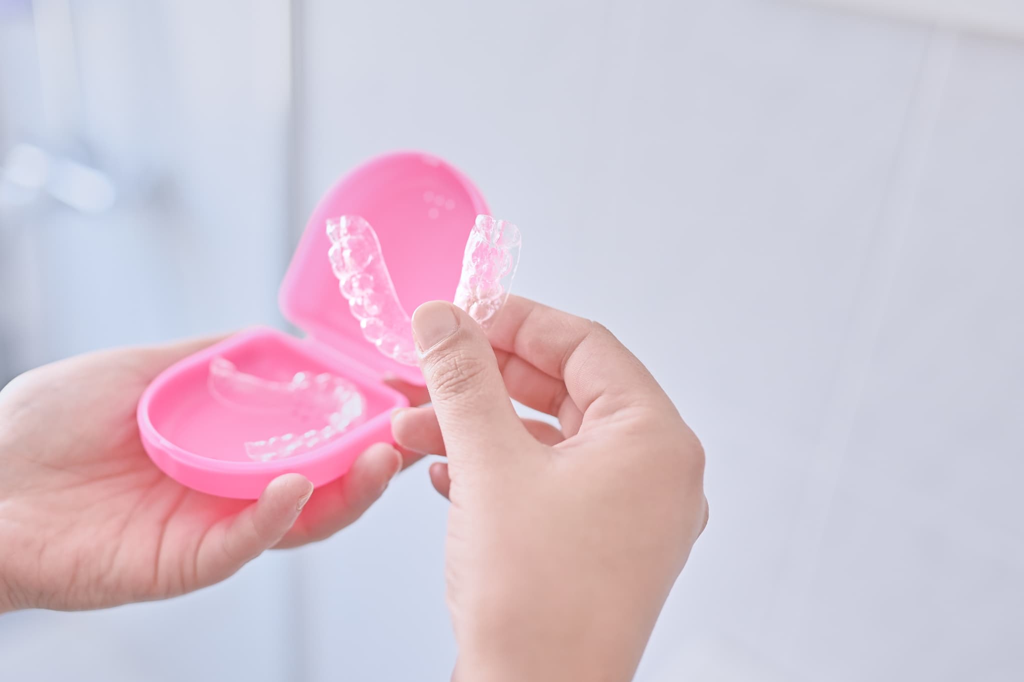 マウスピースをケースから取り出す手元