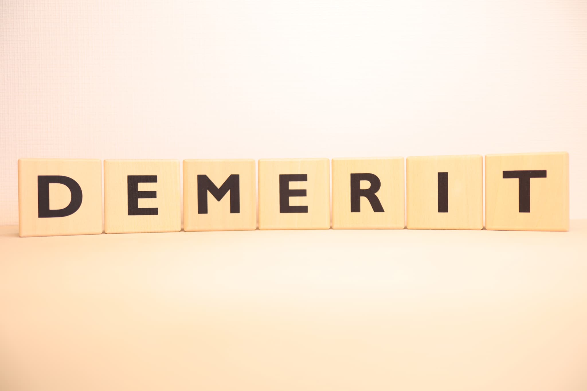 すきっ歯の治療にマウスピース矯正を選択するデメリットのイメージ