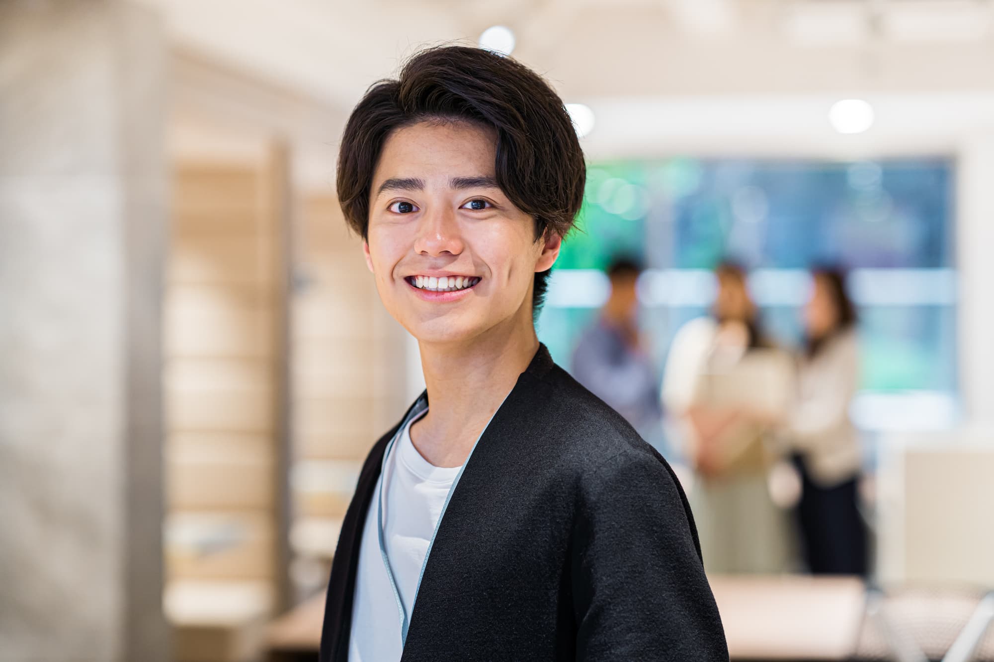 歯列矯正をした美しい歯ならびで笑う男性