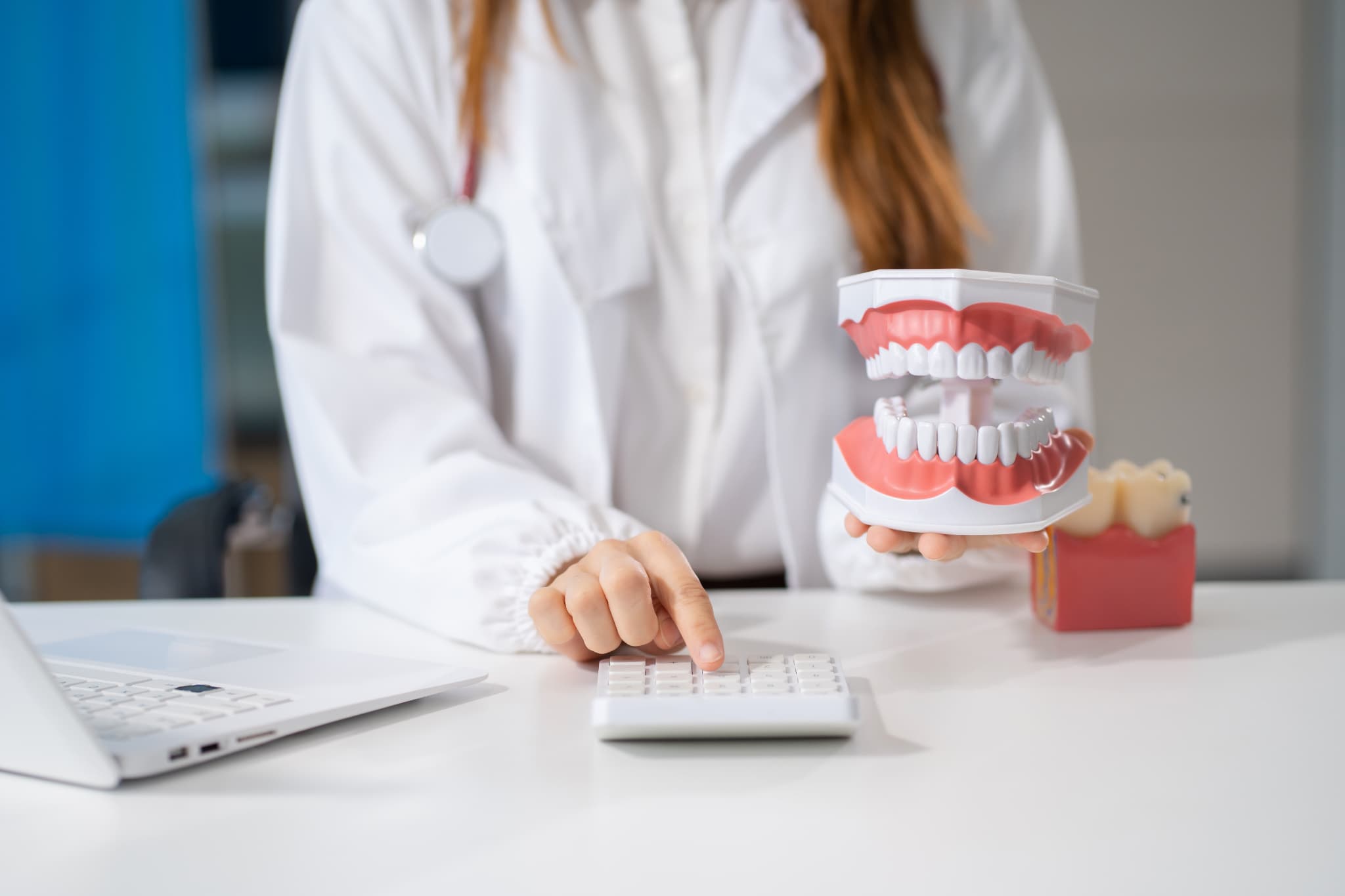 歯のクリーニングにかかる料金はいくらなのか説明する歯科医師