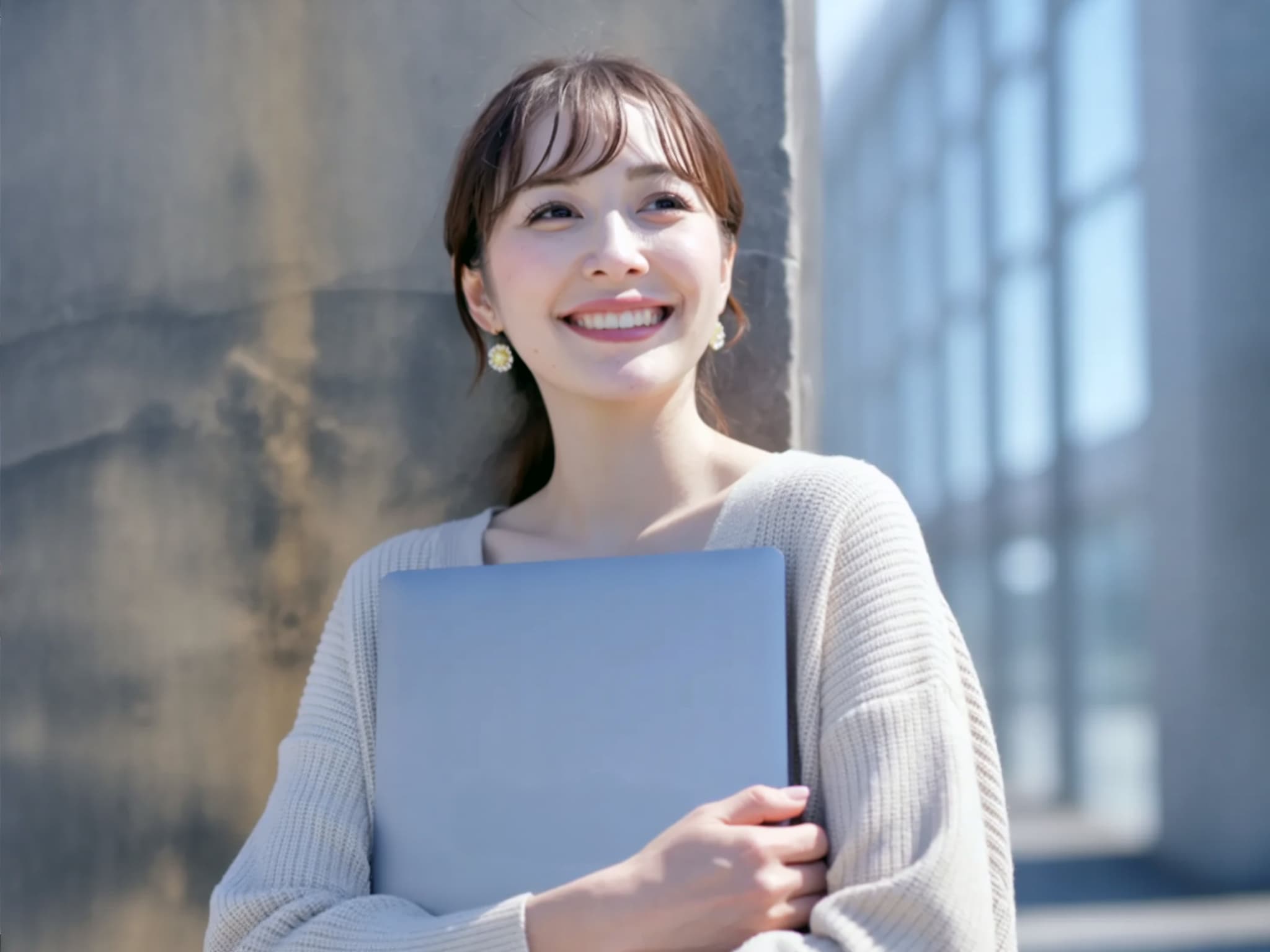 セラミック治療を受けた金属アレルギーを持つ笑顔の女性