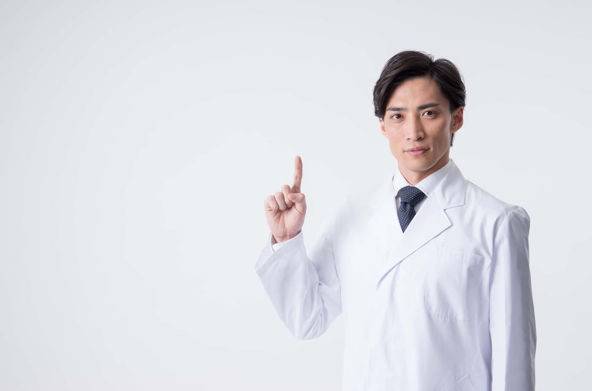 金属アレルギーについて説明する歯科医