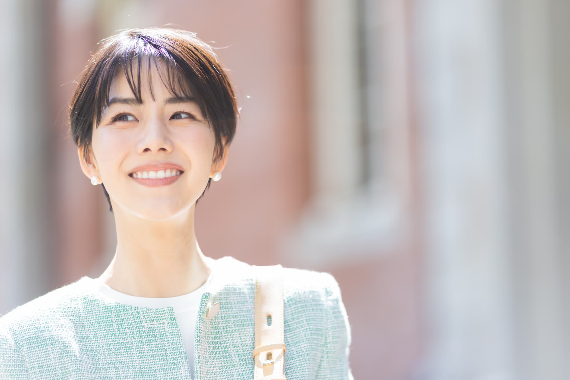 セラミックの美しい歯を見せてほほ笑む女性