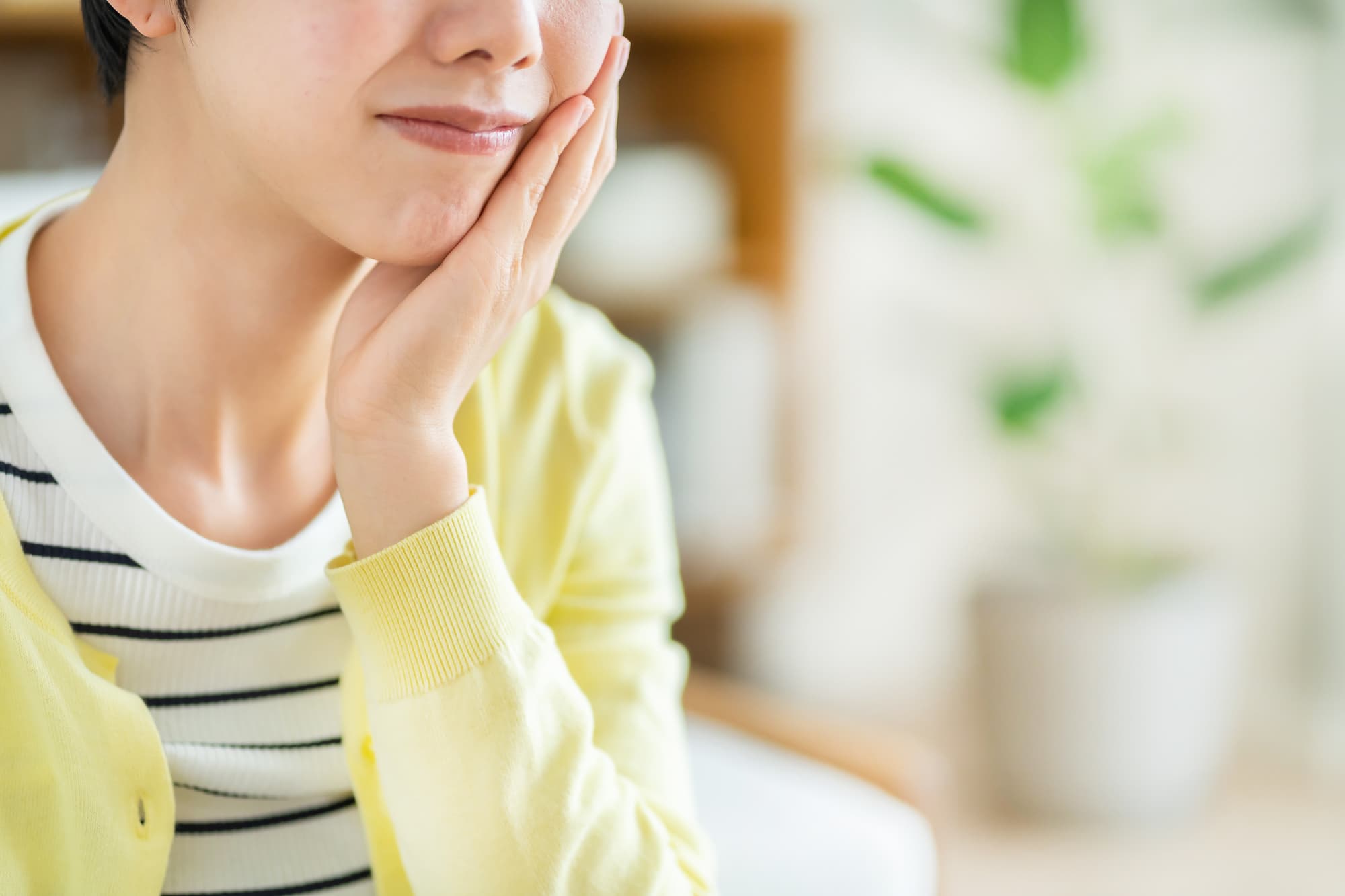 セラミック治療後に歯がしみる女性