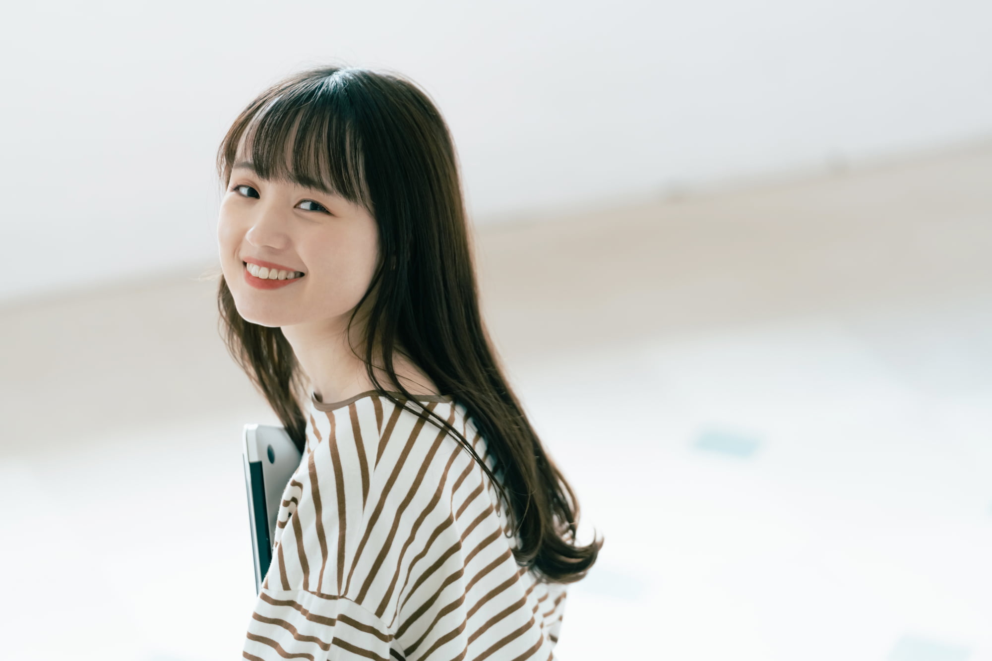 歯科矯正で綺麗な歯ならびになった笑顔の女性