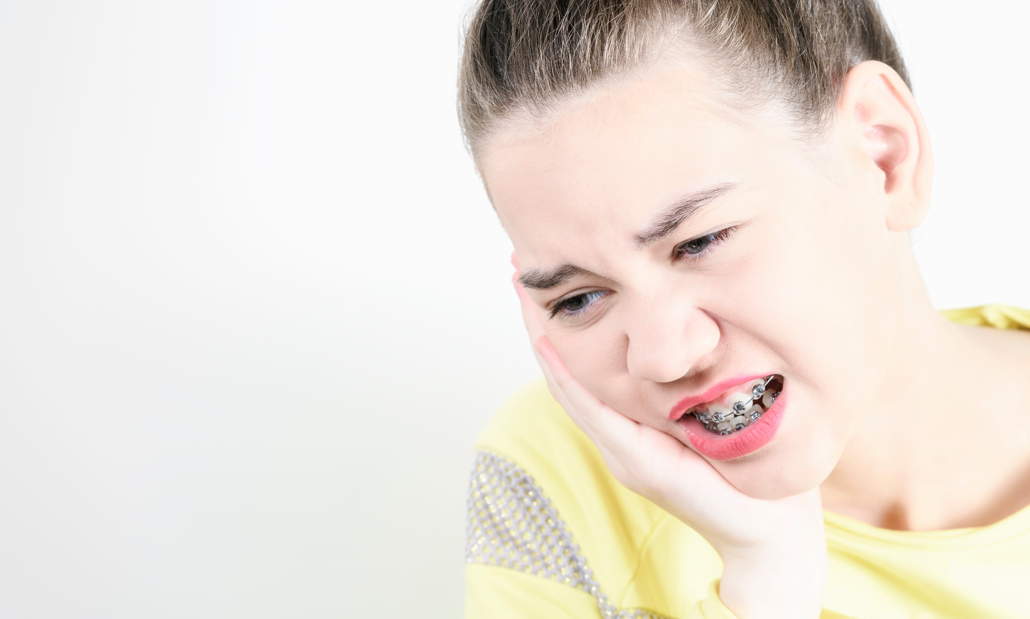 歯の矯正中に痛みが出た女性