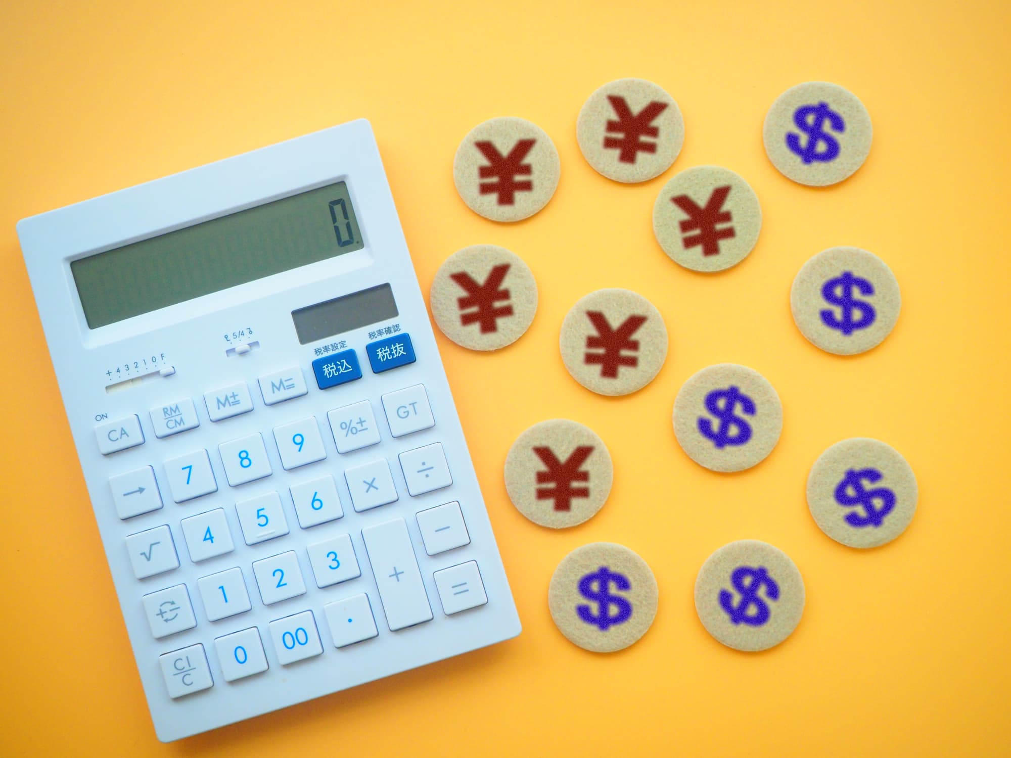 マウスピースが割れた時にかかる費用を示す計算機とお金のマーク