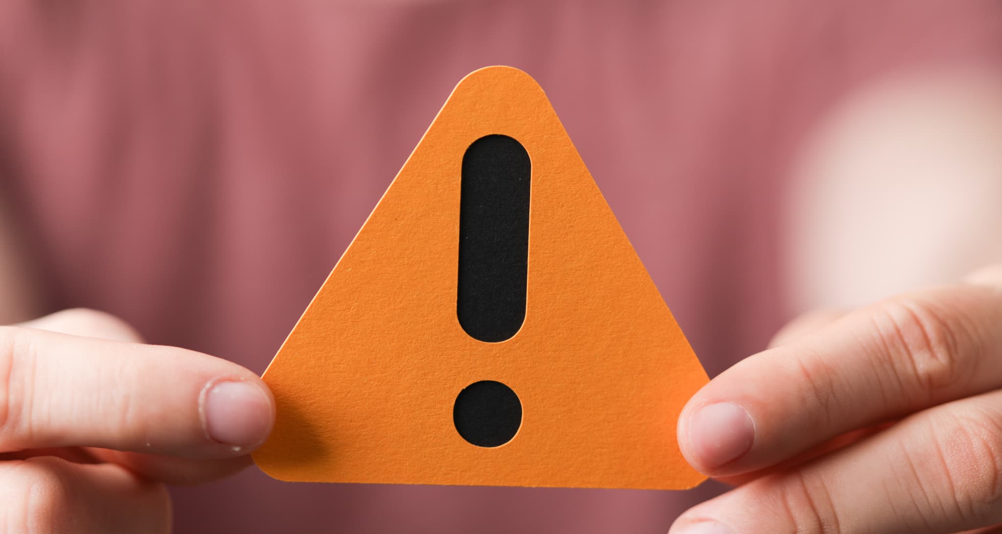 食べる時に注意することを伝える女性