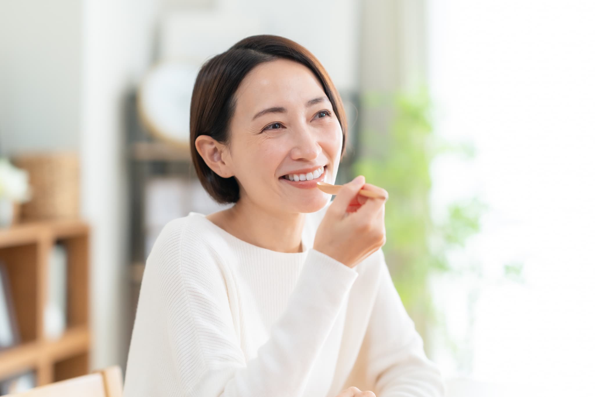 虫歯になりにくいものを選んで食事をする女性