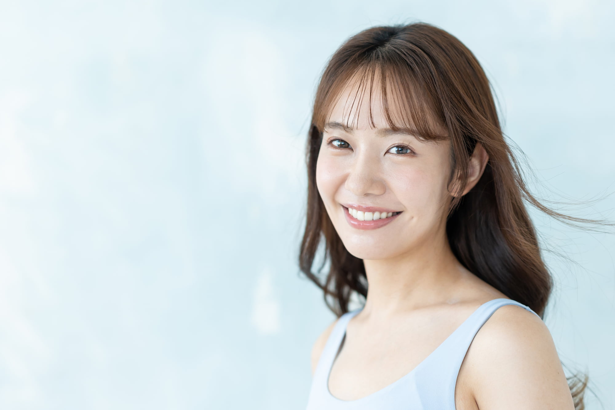 マウスピース矯正で整った歯になった笑顔の女性