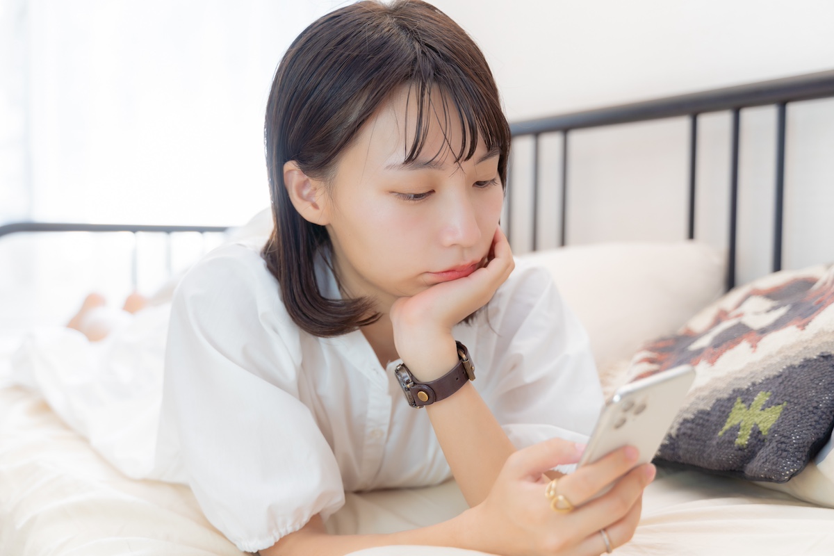 矯正治療後に後戻りが起こる原因となる頬杖をつく女性