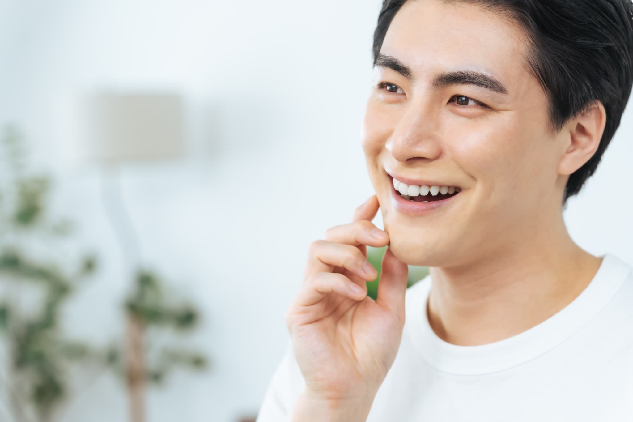 奥歯を部分入れ歯で治療した笑顔の男性