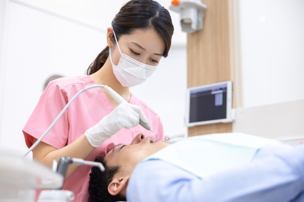 歯石除去をしている歯科医師