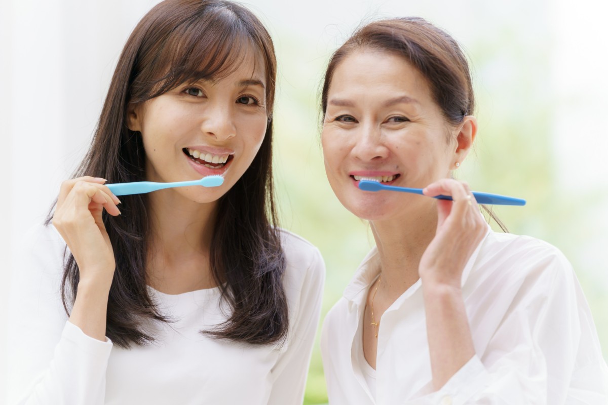 歯周病を予防するために自宅でできる歯磨きを行っている様子