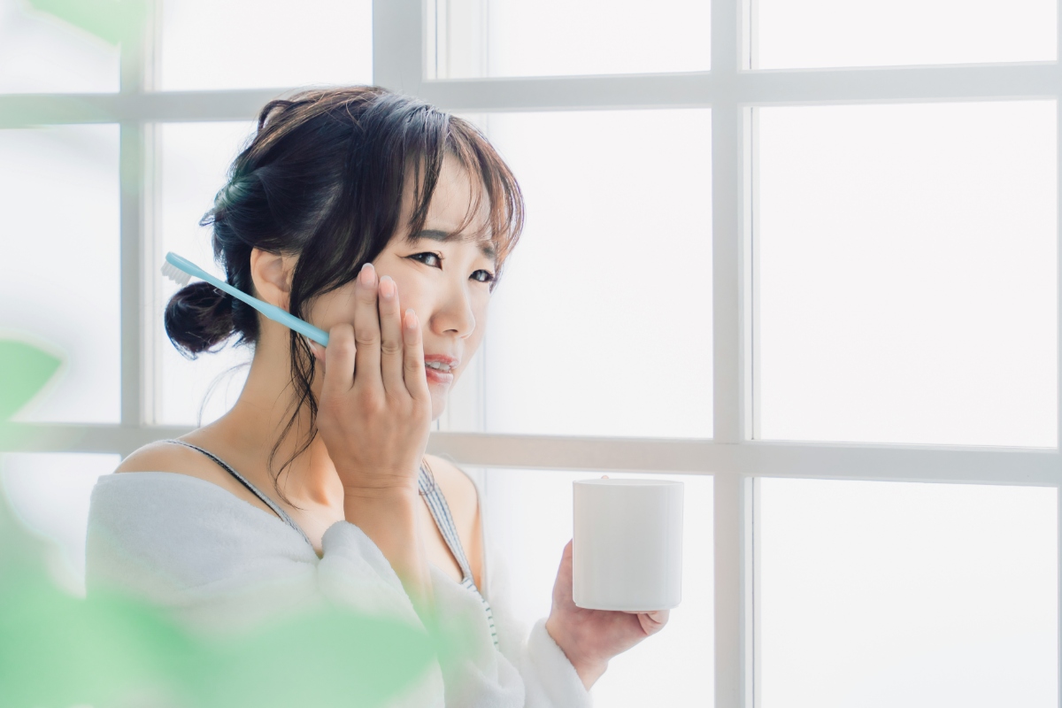 ホワイトニング治療後で歯がしみている様子