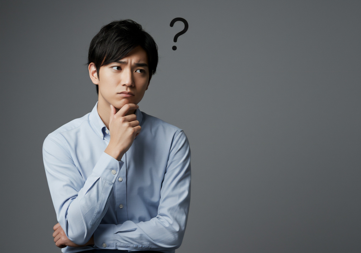 マウスピース矯正の装置が浮いたままだとどんなリスクがあるのかを考えている男性