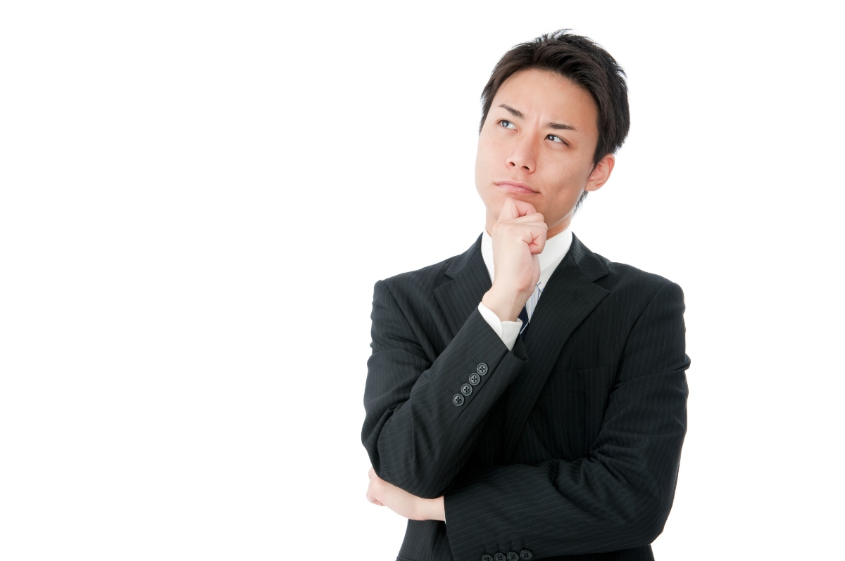 喫煙者は歯周病になりやすいのかを考えている男性