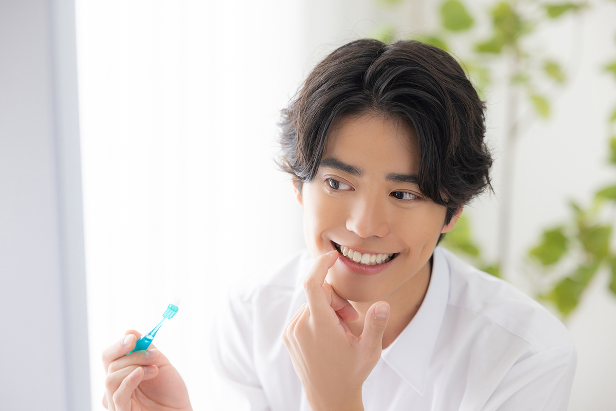 歯のセルフケアをする男性