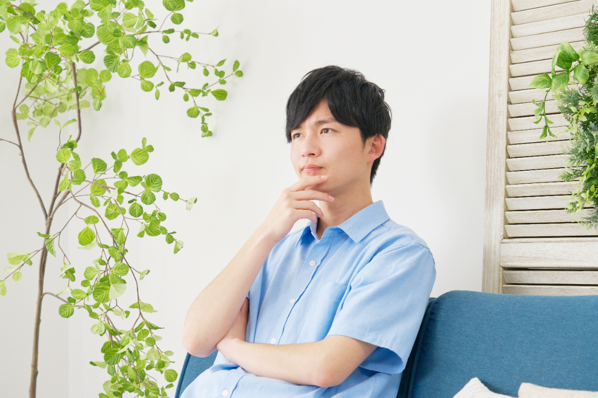 歯並びを整えれば歯ぎしりも治るのかを考えている男性