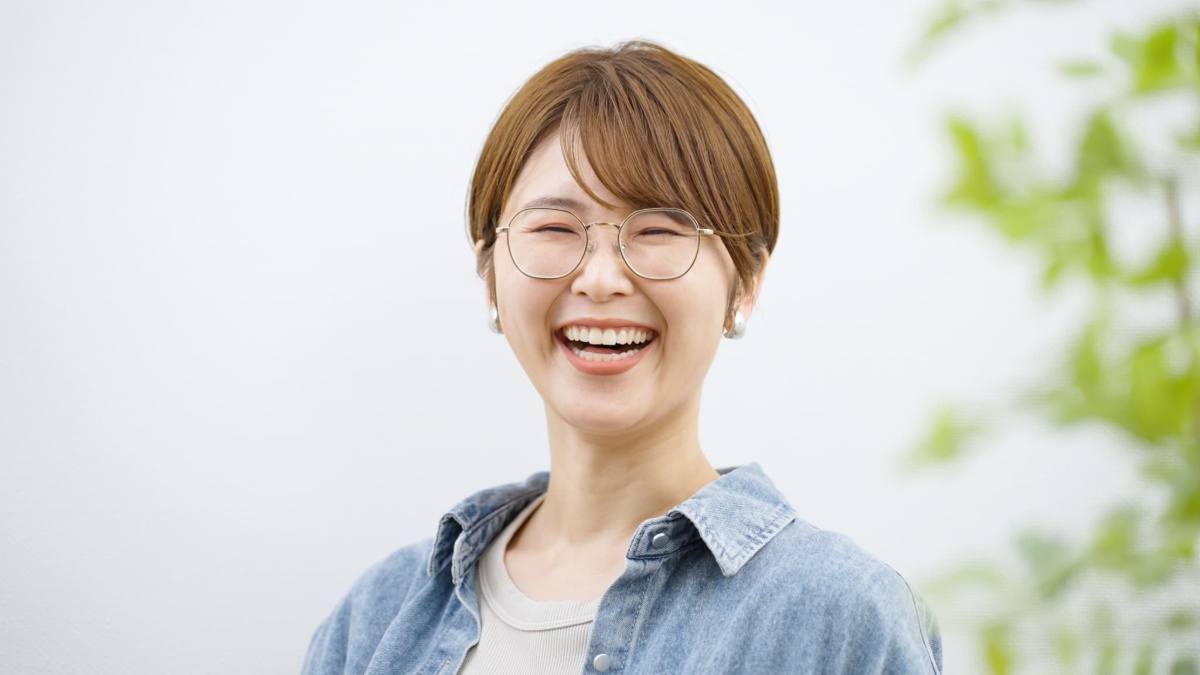 ワイヤー矯正で整った歯並びになった笑顔の女性