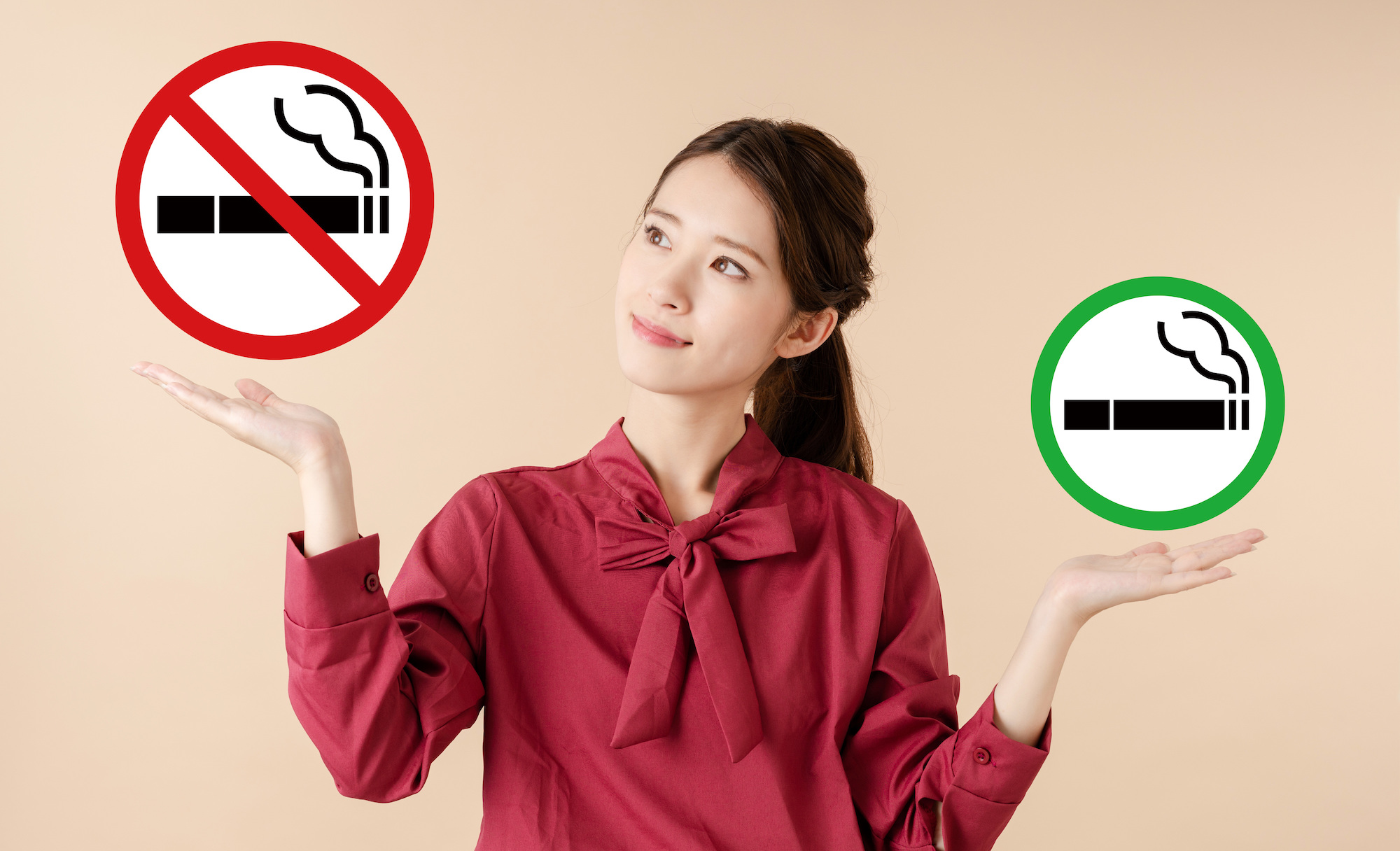 禁煙を推奨する女性