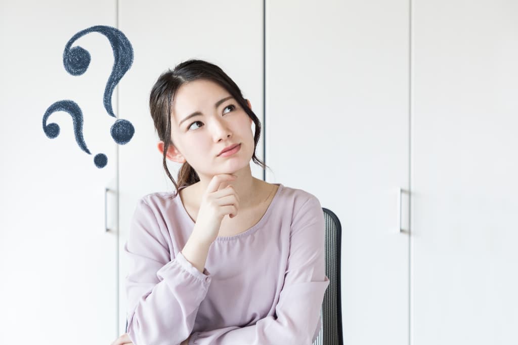 歯周病は治るのか考える女性