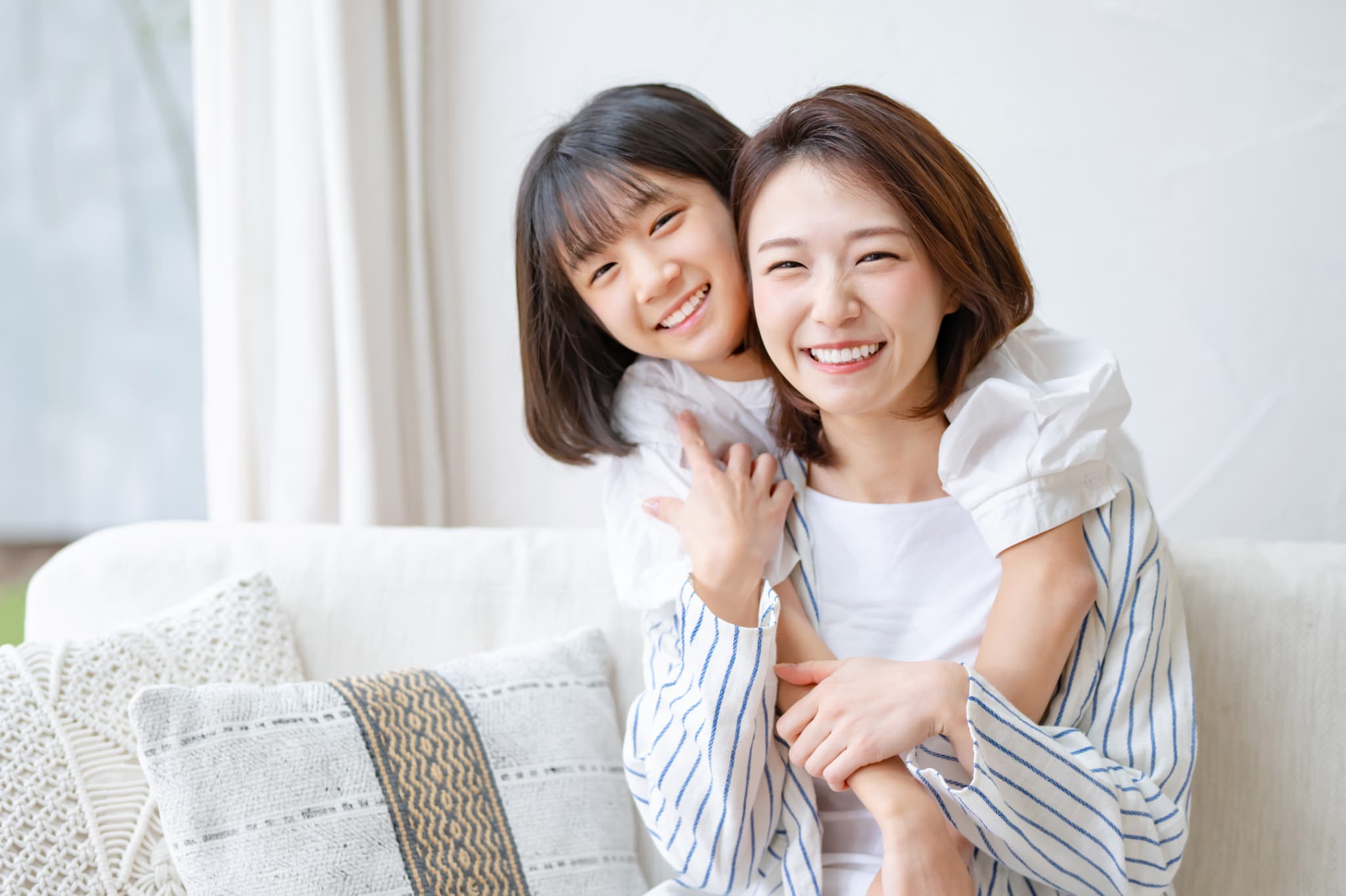 仲良く笑顔の親子
