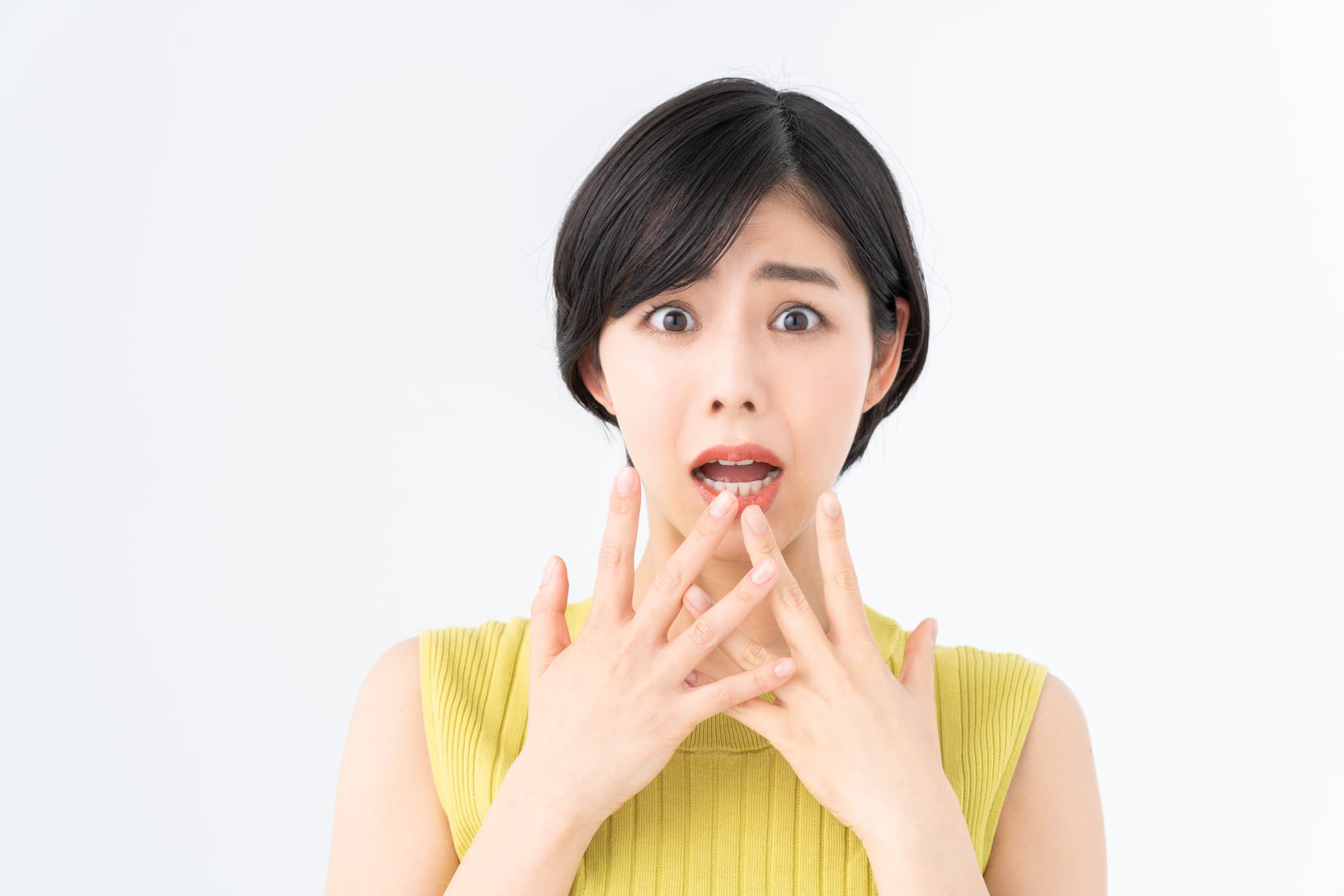 ホワイトニング前の検査で虫歯が見つかり驚く女性