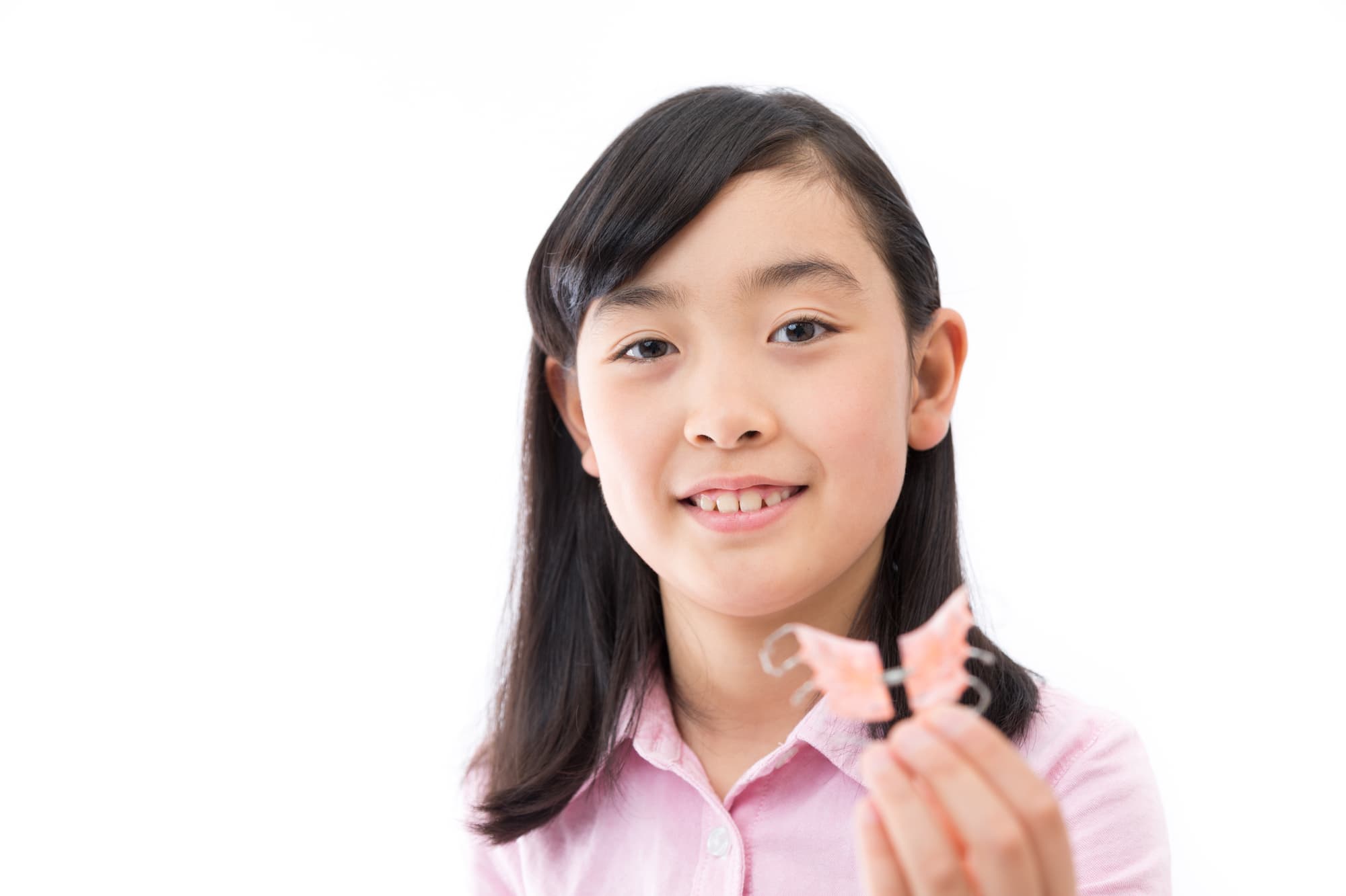 床矯正の装置を持つ女の子